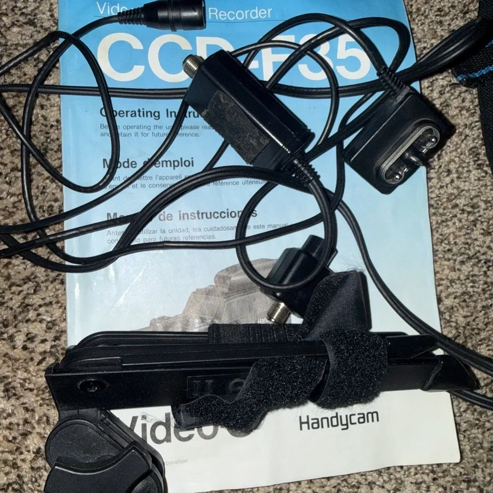 Vintage Sony HandyCam CCD-F35 Video 8 WTH Bag Accessories Parts Only READ